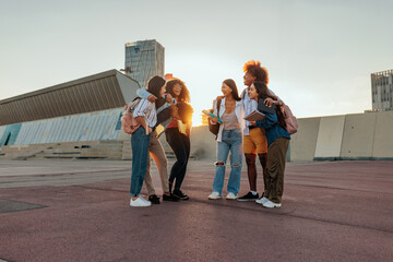Obraz premium University students socializing in city.