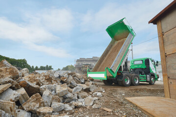 土砂を下すダンプカー © ＭＯＭＯＴＡＲＯＵ