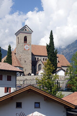 Fototapeta na wymiar Pfarrkirche Maria Himmelfahrt in Schenna