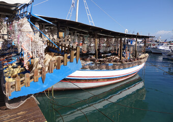 Fototapeta na wymiar Boot mit Verkaufsstand in Rhodos-Stadt