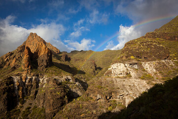 Regenbogen in den Bergen