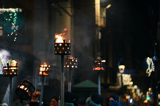 antorcha encendida en una procesi&oacute;n