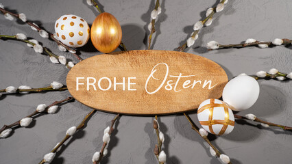 Frohe Ostern Feier Feiertage Hintergrund - gold bemalten Ostereiern mit Holzschild und deutschem...