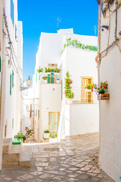 Vicolo della citt&agrave; di Ostuni nella valle d'itria in una soleggiata giornata estiva, Puglia, Italia meridionale.