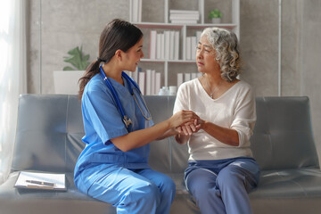 Obraz premium Young asian caretaker with 60s asia elderly woman consulting and encourage, take a history and recommend the right treatment to live happily in retirement, holding hands and encouraging