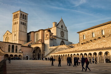 assisi, italien - piazza vor der basilika san francesco
