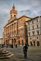 foligno, italien - piazza della repubblica mit palazzo comunale