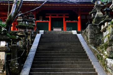 世界文化遺產、奈良、春日大社，神社、参道の石燈籠、日本古来の建築物、伝統的な建築物、木造