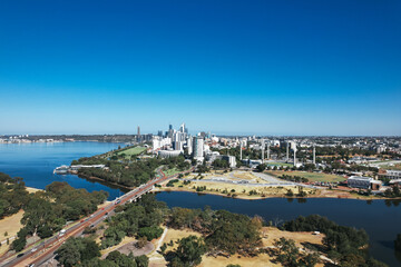 Obraz premium Aerial view of the city of Perth and the Swan River taken from Heirisson Island on the Causeway.