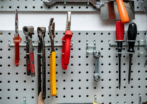 KFZ - Werkstatt - ordentlich sortiertes Werkzeug an einer Werkwand Stock  Photo