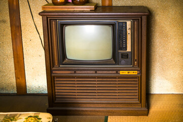 昔の箱型アナログテレビ