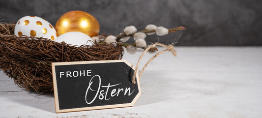 Frohe Ostern Feier Feiertage Hintergrund mit deutschem Text - Gold bemalte Ostereier und...