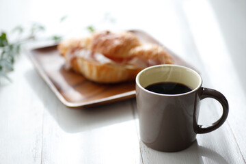 コーヒーとパンの朝食