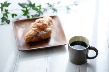 コーヒーとパンの朝食
