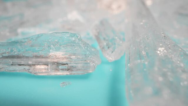 Makroaufnahme / Nahaufnahme auf einem Drehteller von den Kristallen der Droge Crystal Meth
