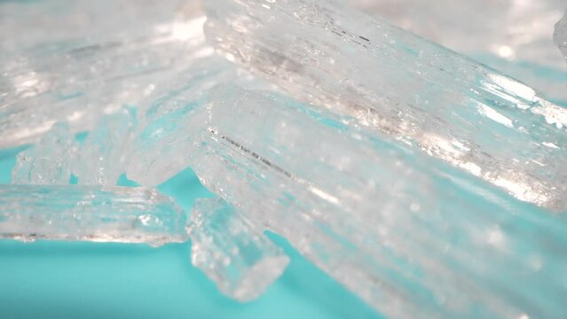 Nahaufnahme von Menthol Kristalle - Sieht aus wie die Methamphetamin Droge Crytsal Meth
