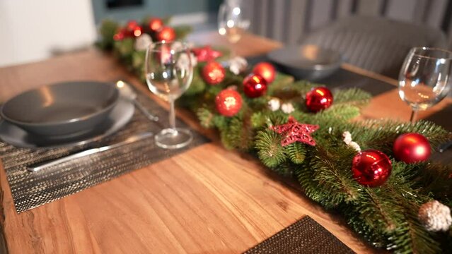 geschm&uuml;ckte Weihnachts Girlande als Deko auf einem Tisch f&uuml;r Heiligabend