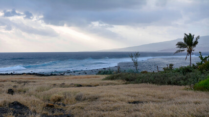 Jour nuageux sur les côtes de l'île de la Réunion