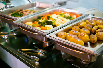 ブッフェ形式の食事