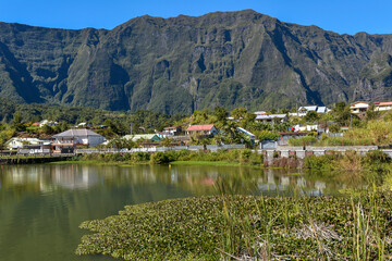Fototapeta premium Ville dans les montagnes sur l'île de la Réunion