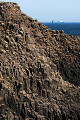 Paysage rocheux et escarpé le long des côtes sénégalaises