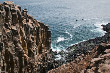 Paysage rocheux et escarpé le long des côtes sénégalaises