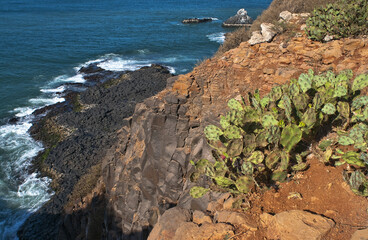 Paysage rocheux et escarpé le long des côtes sénégalaises