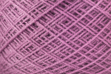 Primer plano macro de un hilo de lana morado. Vista de frente y de cerca