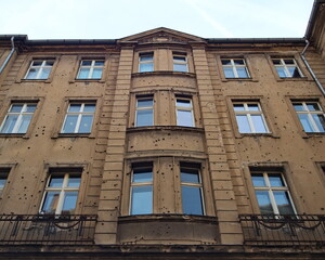 Obraz premium Einschusslöcher aus dem Zweiten Weltkrieg in Berlin-Mitte, Große Hamburger Straße