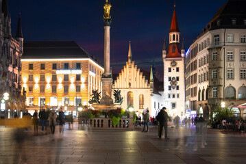 Fototapeta na wymiar Marienplatz at night; Munich's best known square