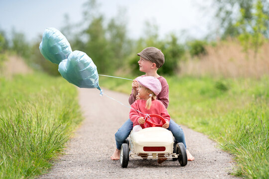 lachende Kinder spielen zusammen