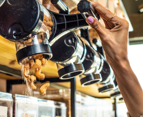 Mao abrindo com desfoque