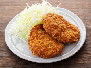 千切りキャベツを添えたコロッケ