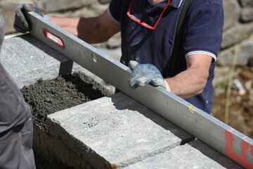 muratore al lavoro cemento 