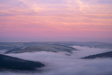 Obraz premium Bamford Edge sunrise cloud inversion in the Peak District National Park, UK.
