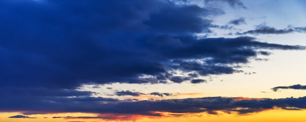 Fototapeta premium sunset sky with clouds background 