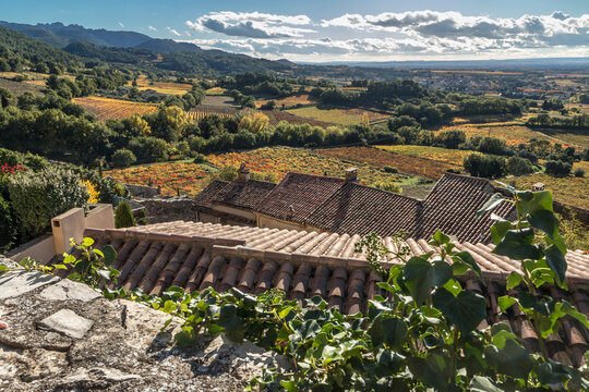 Vue sur Sablet depuis le village de S&eacute;guret ,  dans le Vaucluse