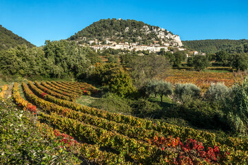 Village de Siguret au milieu des vignes à l' automne , au pays des Dentelles de Montmirail. Vaucluse. France	 - obrazy, fototapety, plakaty