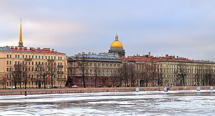 Obraz premium Winter landscape. Frozen river Neva, Admiralty Embankment and Palace of Grand Duke Mikhail Mikhailovich in winter morning in St. Petersburg