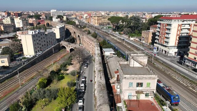 Treno entra in città attraverso le antiche mura romane.
Vista aerea della linea ferroviaria di Roma.