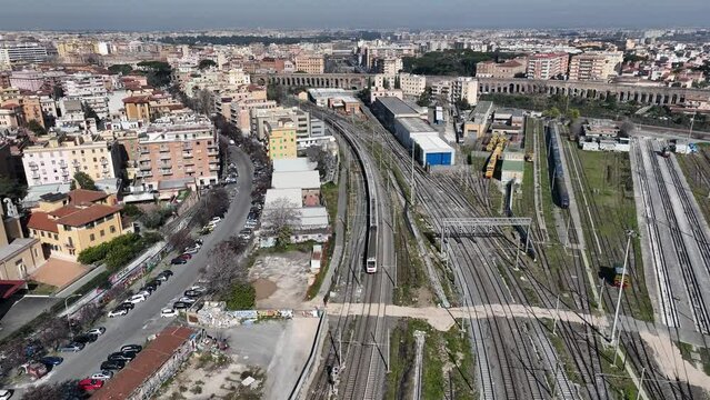 Treno entra in città attraverso le antiche mura romane.
Vista aerea della linea ferroviaria di Roma.