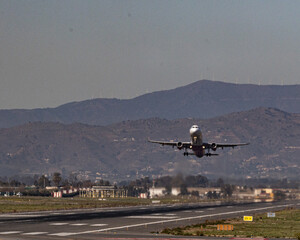 aeropuerto de Màlaga avion sobre cielo azul