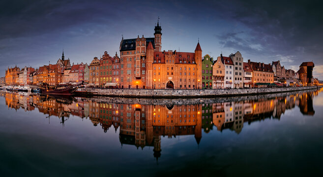 Gdańsk, Polska, port nocą, stare miasto, rzeka Motława, piękne domy, żuraw, podr&oacute;ż, wakacje, miasto zmierzch
