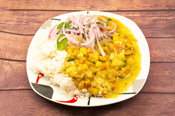 Cau cau with vegetables, white rice, julienned onion and mint