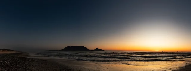 Papier Peint photo autocollant Plage de Camps Bay, Le Cap, Afrique du Sud Cape Town, South Africa, at sunset (view from Bloubergstrand)