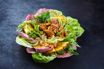 Traditionaler deutscher Blattsalat und italienischen Radicchio Salat serviert mit Hähnchen, Ananas...