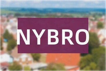 Nybro: Der Name der schwedischen Stadt Nybro in der Region Kalmar vor einem Hintergrundbild © Modern Design & Foto