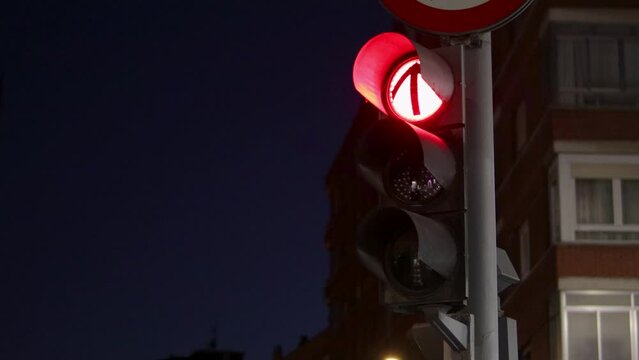 Sem&aacute;foro pasando de rojo a verde
