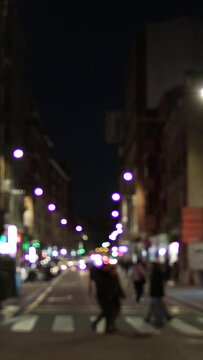 Gente cruzando paso de peatones