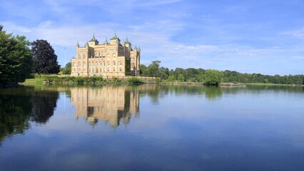 Fototapeta na wymiar château de Stora Sundby castle en Suède sur le lac de Hjälmaren près de Orebro